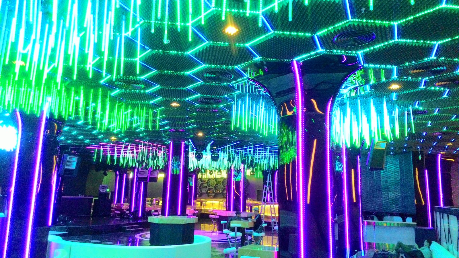 THE WAVE CLUB - VINPEARL NHA TRANG